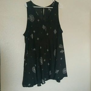 Torrid sleeveless blouse with medallion pattern